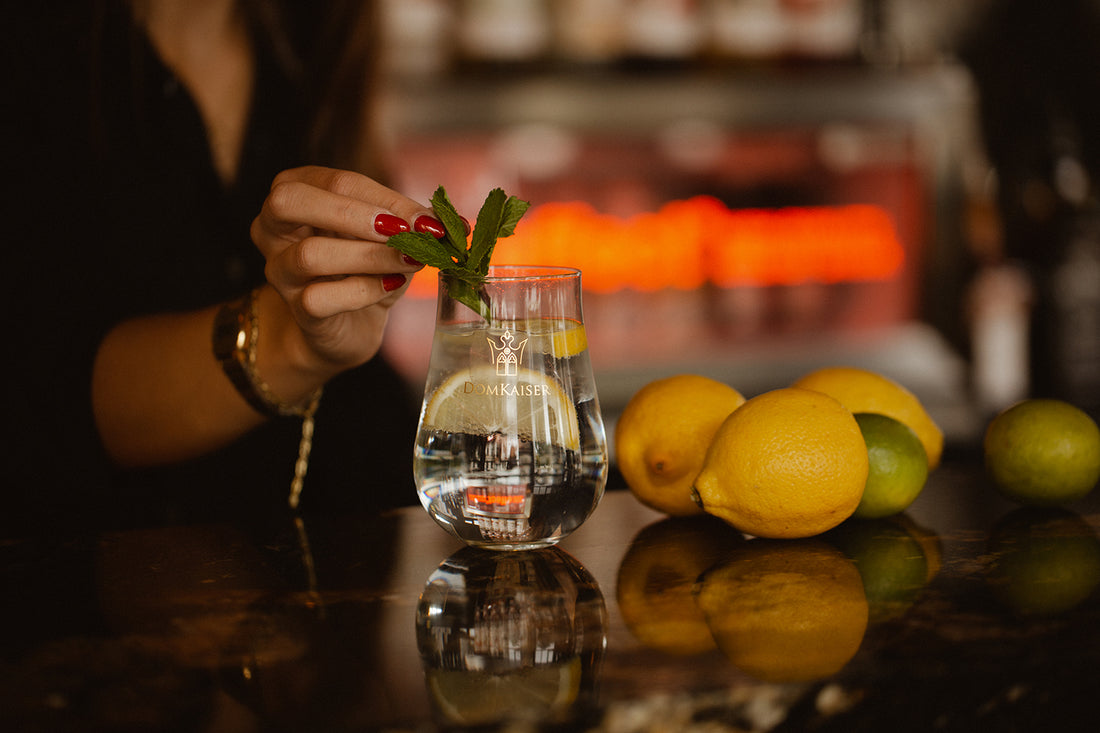 Domkaiser Golden Dry Gin im Glas auf Bar-Tresen