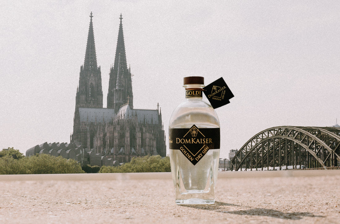 Domkaiser Golden Dry Gin Flasche vor dem Dom zu Magdeburg